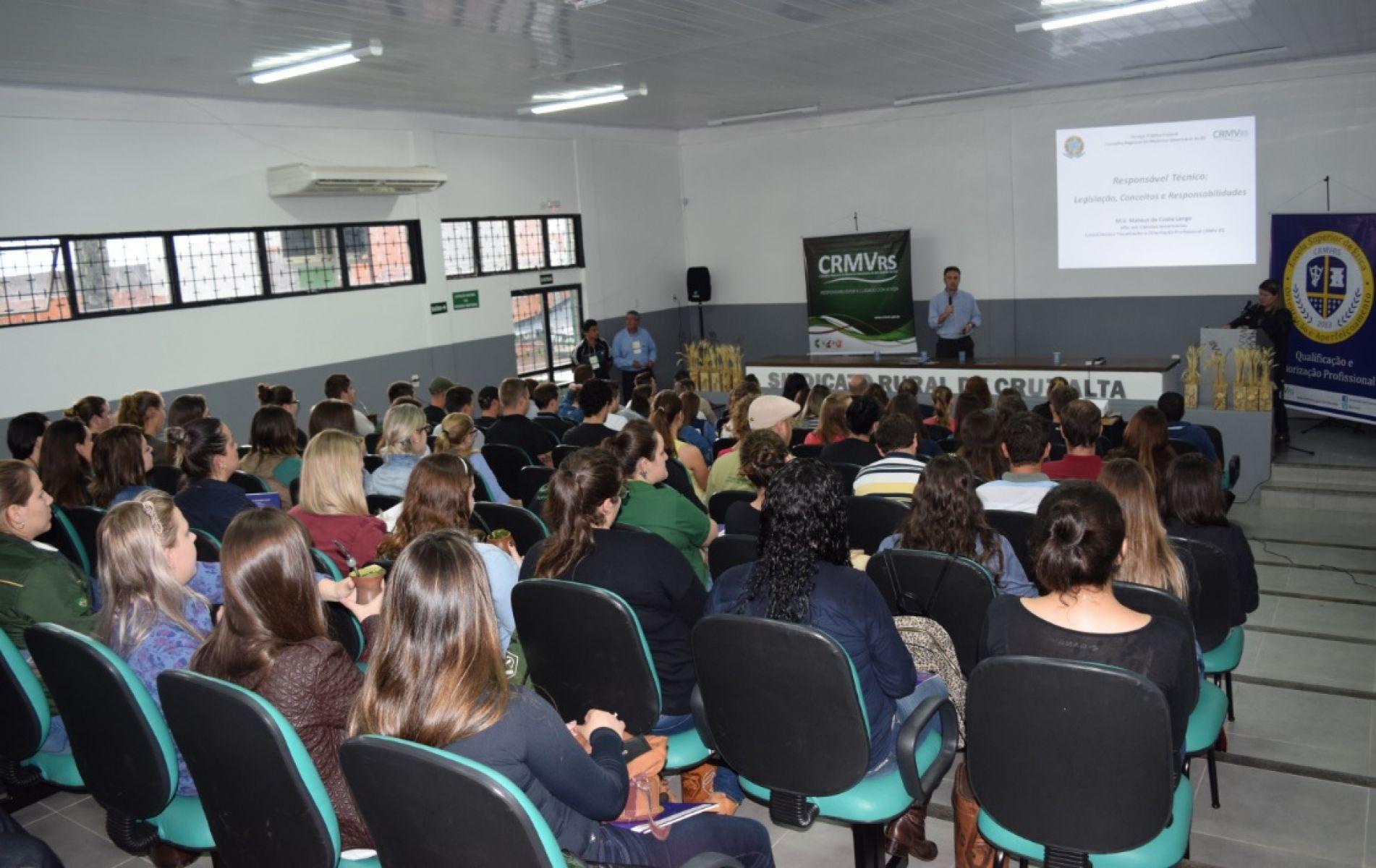 Mais de 100 inscritos participaram do Seminário