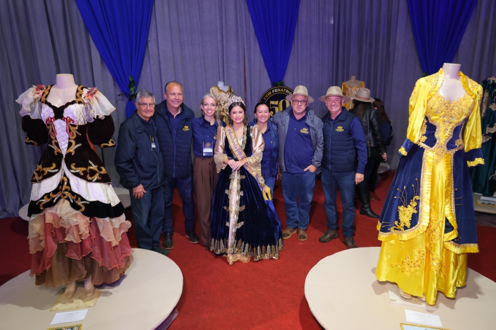 Exposição resgata trajes históricos das soberanas 