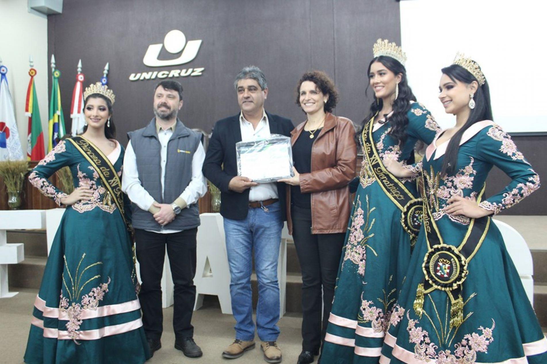 Fenatrigo recebe homenagem da Fazenda Escola da Unicruz